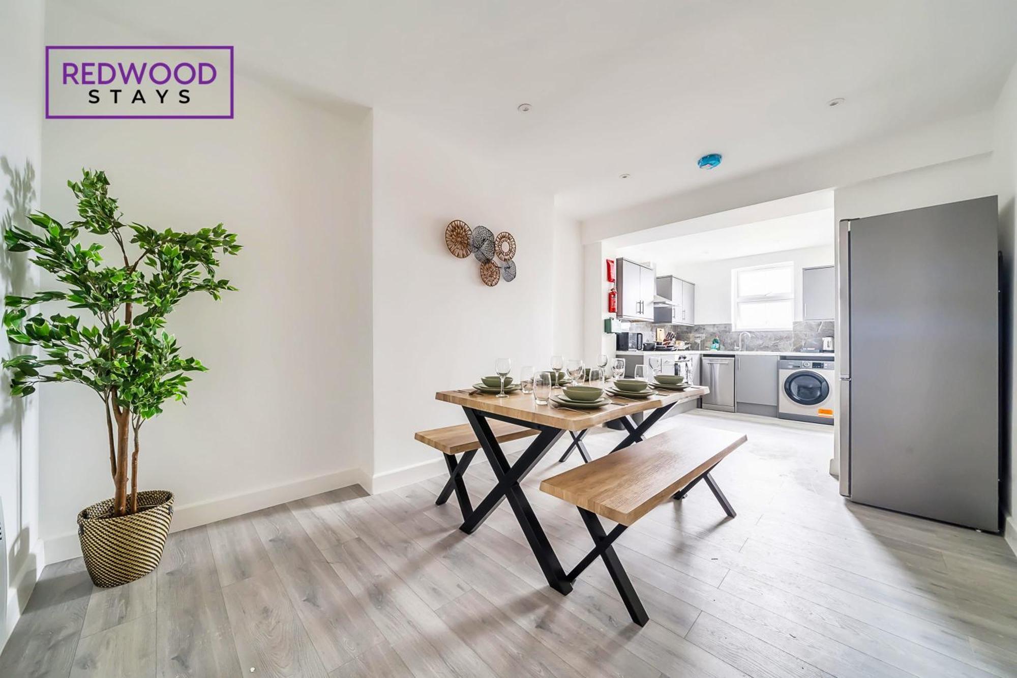 Brand New, 2 Bed 1 Bath, Modern Town Center Apartment, Free Wifi & Netflix By Redwood Stays อัลเดอร์ช็อต ภายนอก รูปภาพ