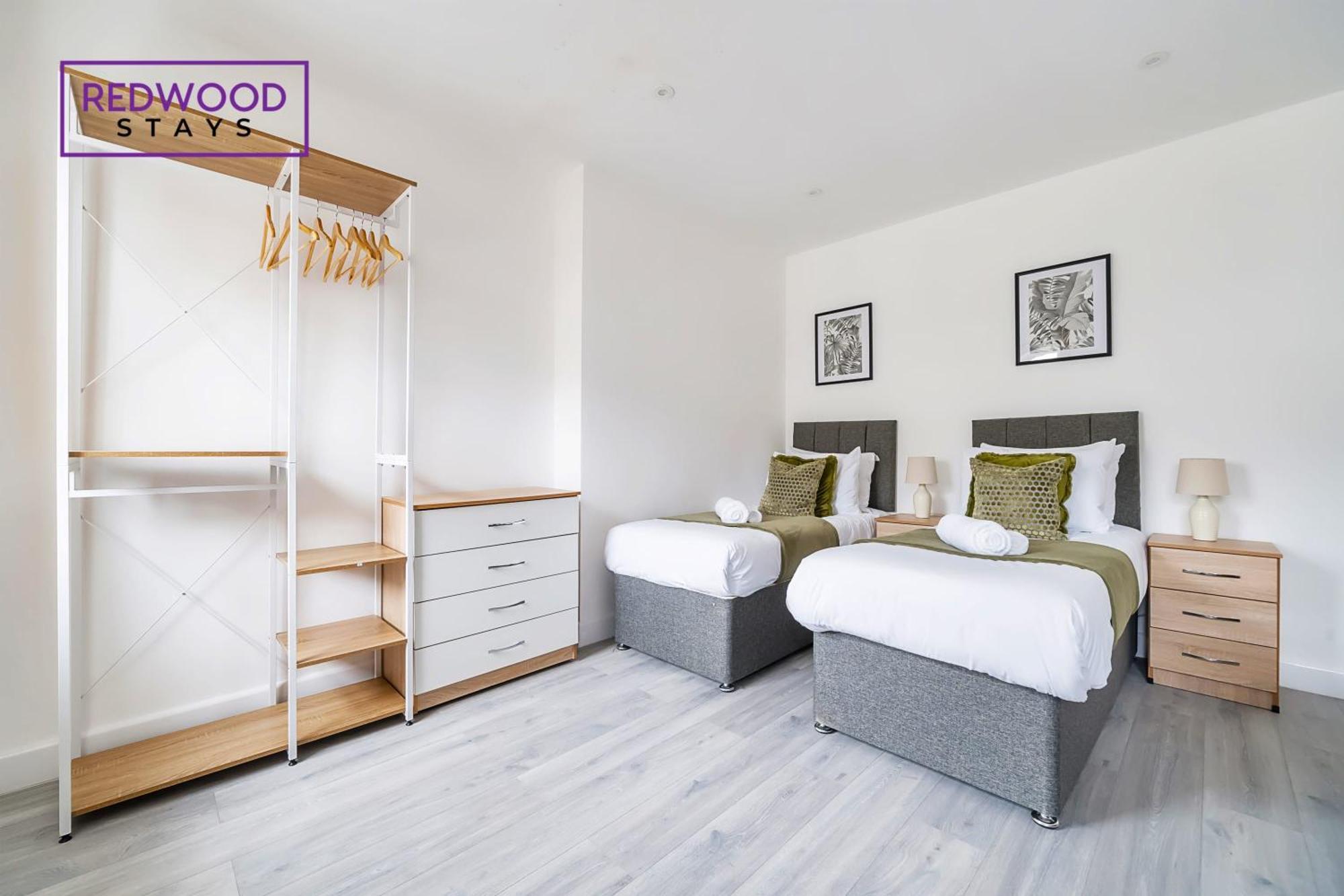 Brand New, 2 Bed 1 Bath, Modern Town Center Apartment, Free Wifi & Netflix By Redwood Stays อัลเดอร์ช็อต ภายนอก รูปภาพ