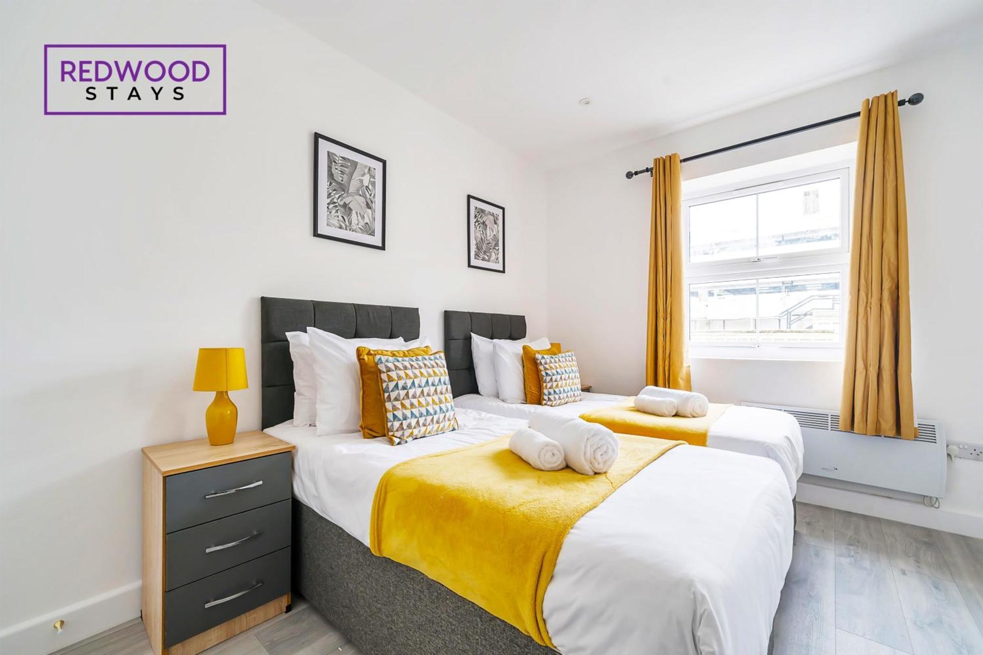 Brand New, 2 Bed 1 Bath, Modern Town Center Apartment, Free Wifi & Netflix By Redwood Stays อัลเดอร์ช็อต ภายนอก รูปภาพ