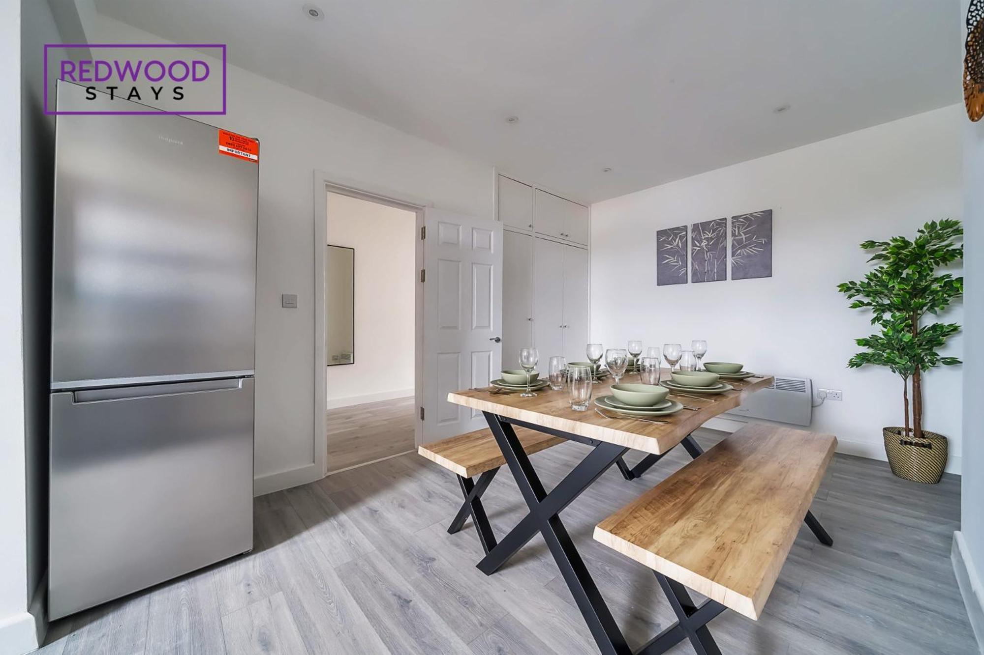 Brand New, 2 Bed 1 Bath, Modern Town Center Apartment, Free Wifi & Netflix By Redwood Stays อัลเดอร์ช็อต ภายนอก รูปภาพ