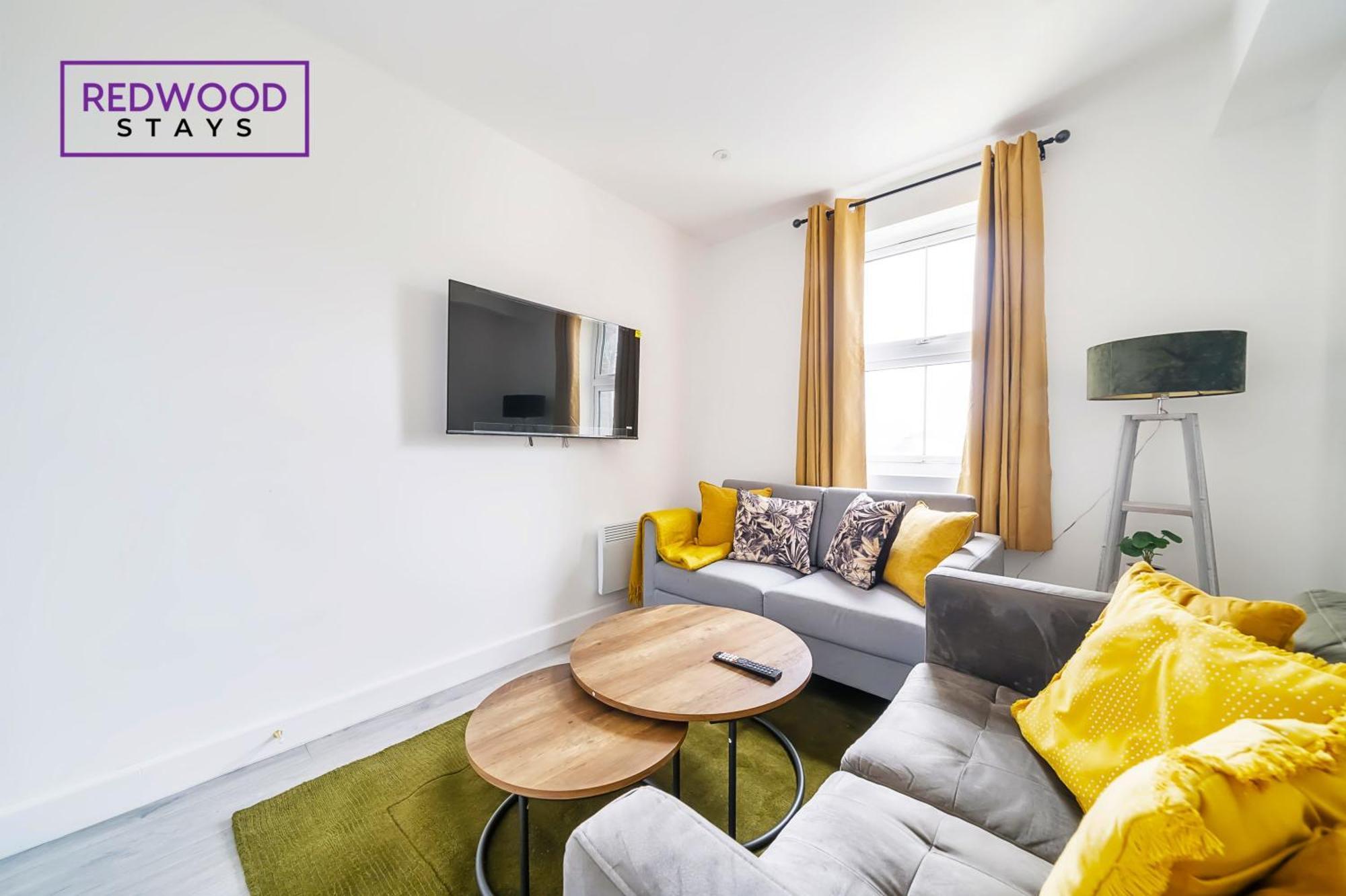 Brand New, 2 Bed 1 Bath, Modern Town Center Apartment, Free Wifi & Netflix By Redwood Stays อัลเดอร์ช็อต ภายนอก รูปภาพ